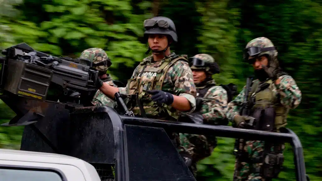 Jalisco.- La Sedena anunció un exitoso operativo junto a la Guardia Nacional que resultó en la detención de tres narcotraficantes