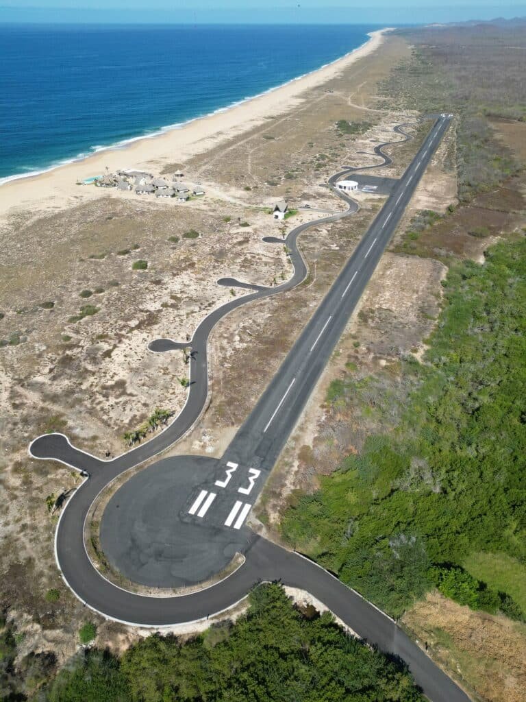 Pista del aeropuerto temático de Mayto junto a la playa