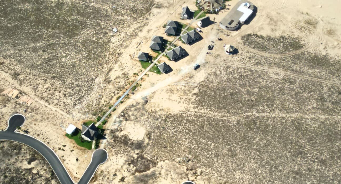 Vista aérea del Parque Astrológico Mayto con villas, alberca y aeropuerto propio