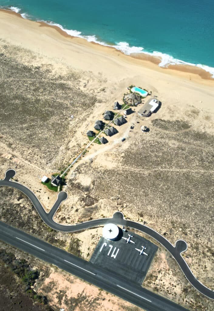 Vista aérea del Parque Astrológico Mayto con villas, alberca y aeropuerto propio