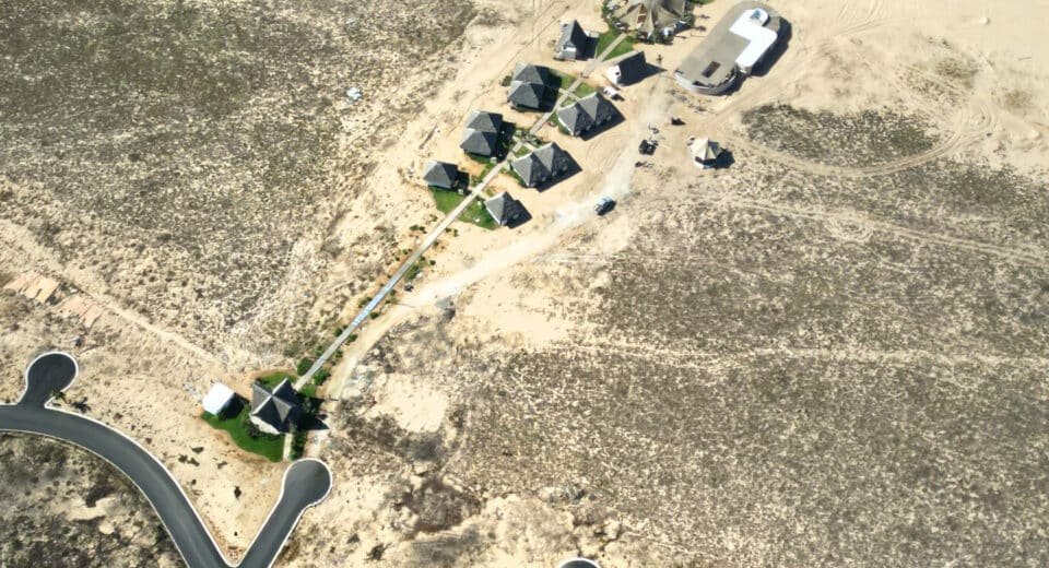 Vista aérea del Parque Astrológico Mayto con villas, alberca y aeropuerto propio