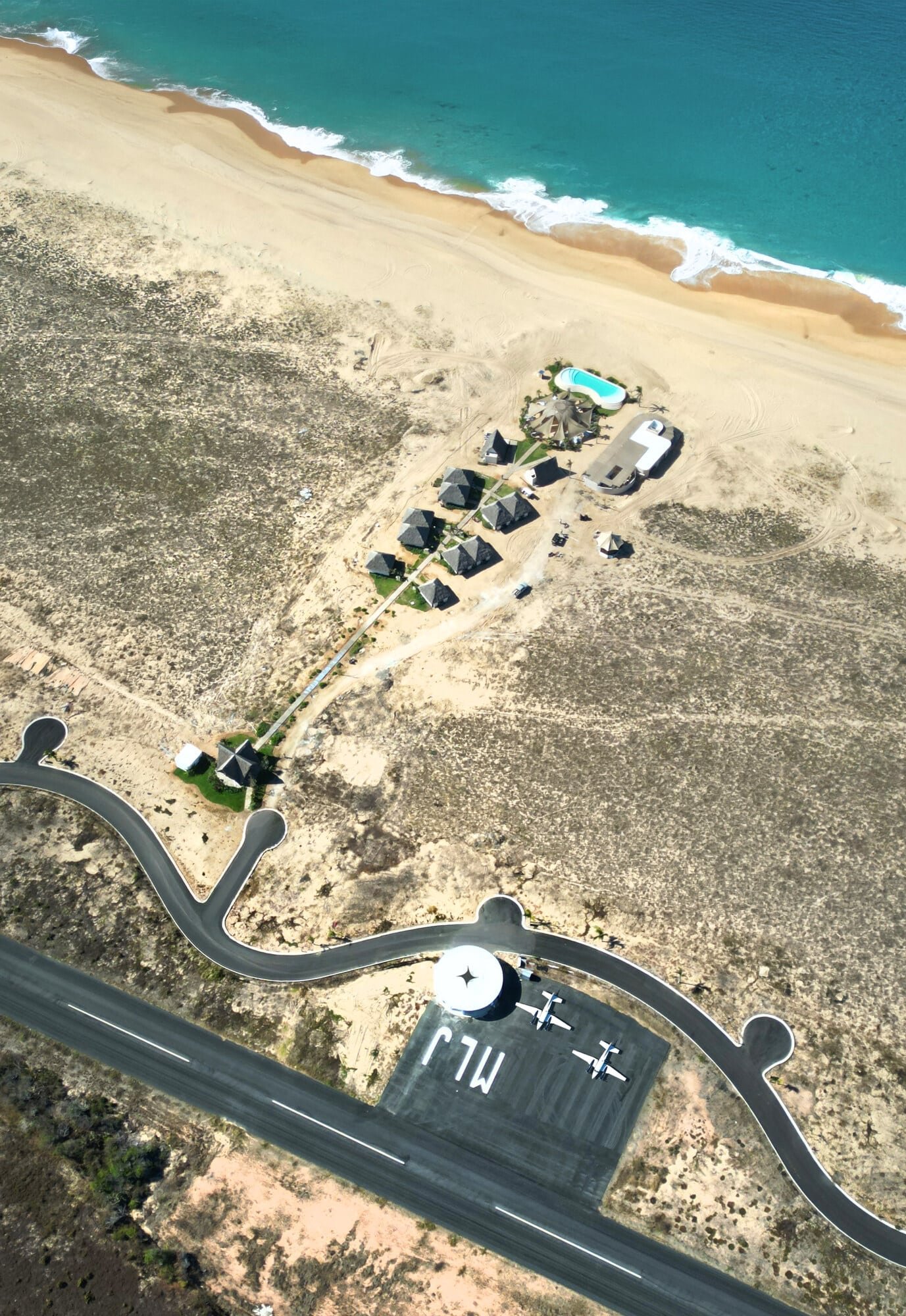Vista aérea del Parque Astrológico Mayto con villas, alberca y aeropuerto propio